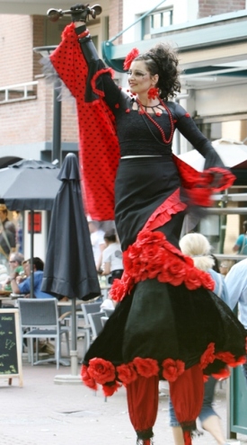 Flamenco op stelten steltentheater